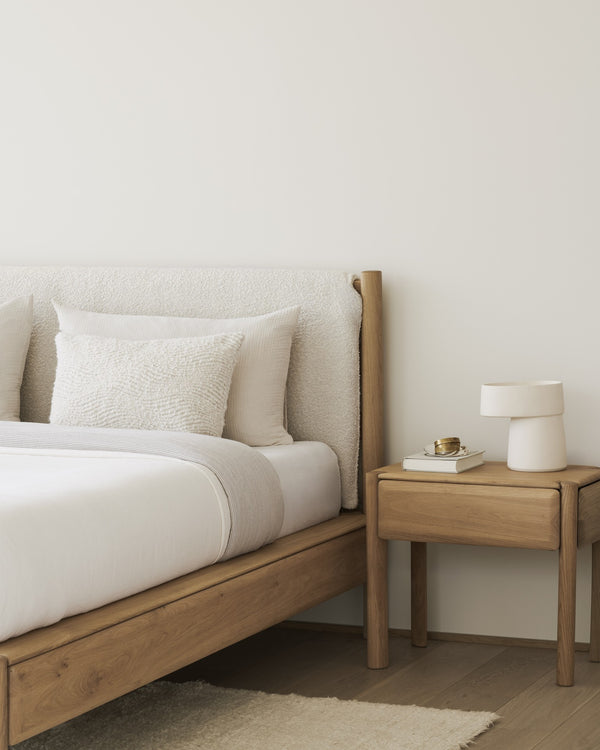 Cama PI – Roble macizo & cabecero tapizado