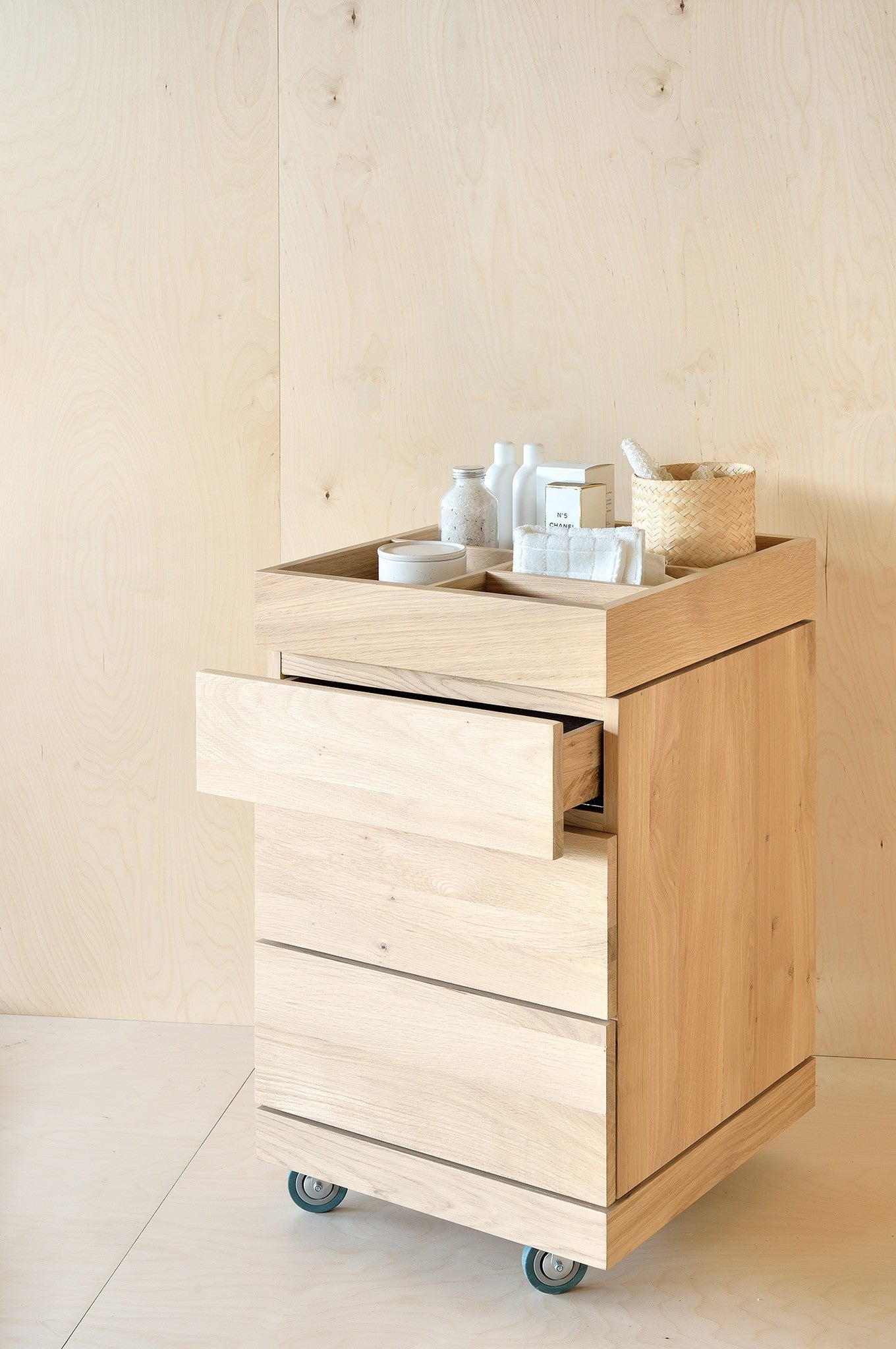 Mueble tocador de roble con ruedas