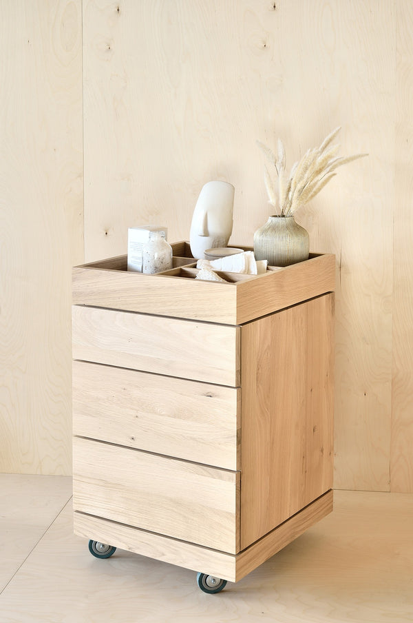 Mueble tocador de roble con ruedas