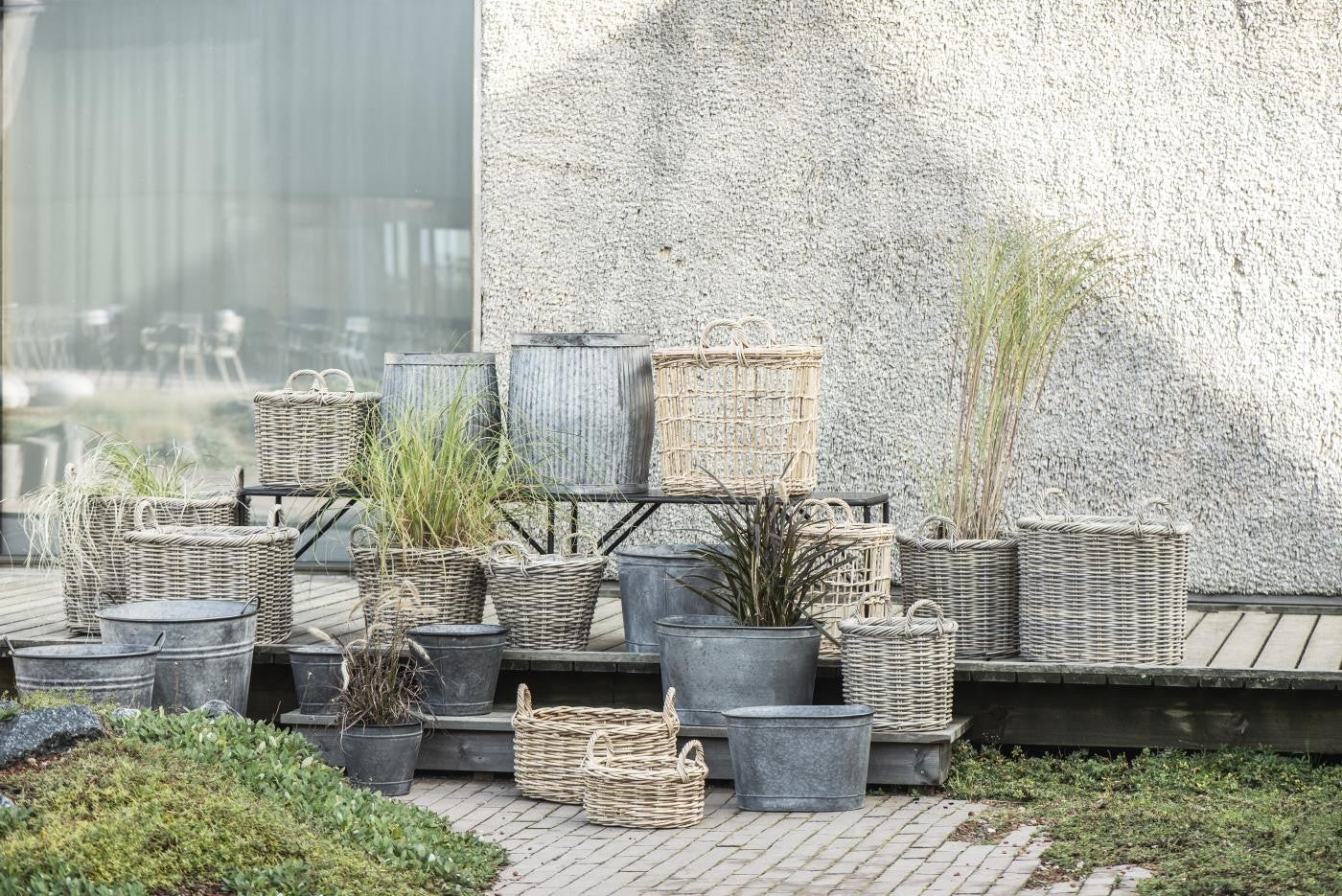 Cubo de jardín con asas metálico