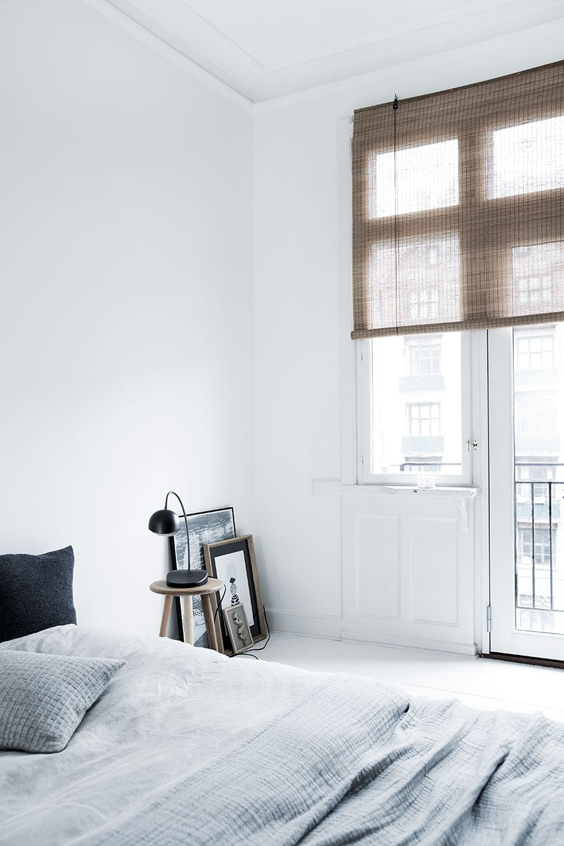 Persiana enrollable de bambú fino marrón