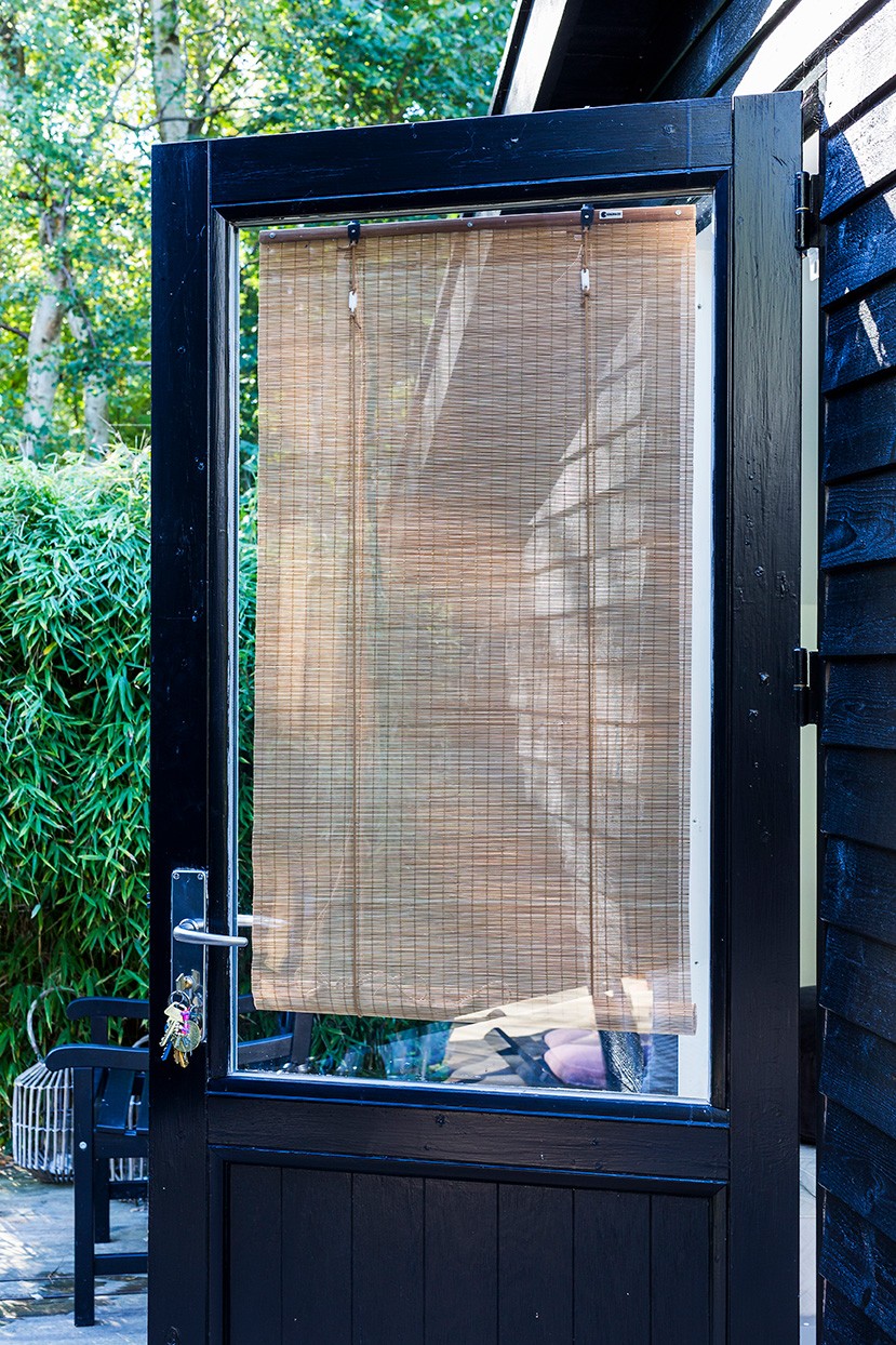 Persiana enrollable de bambú fino marrón